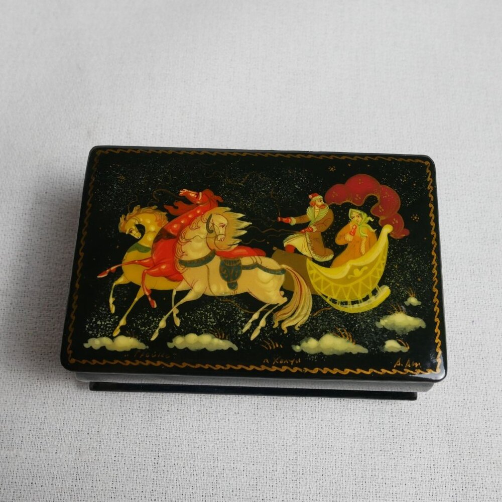 Russian Lacquered Trinket Box With Fairy Tale Scene & Hinged Lid - 3.5" x 2" VTG